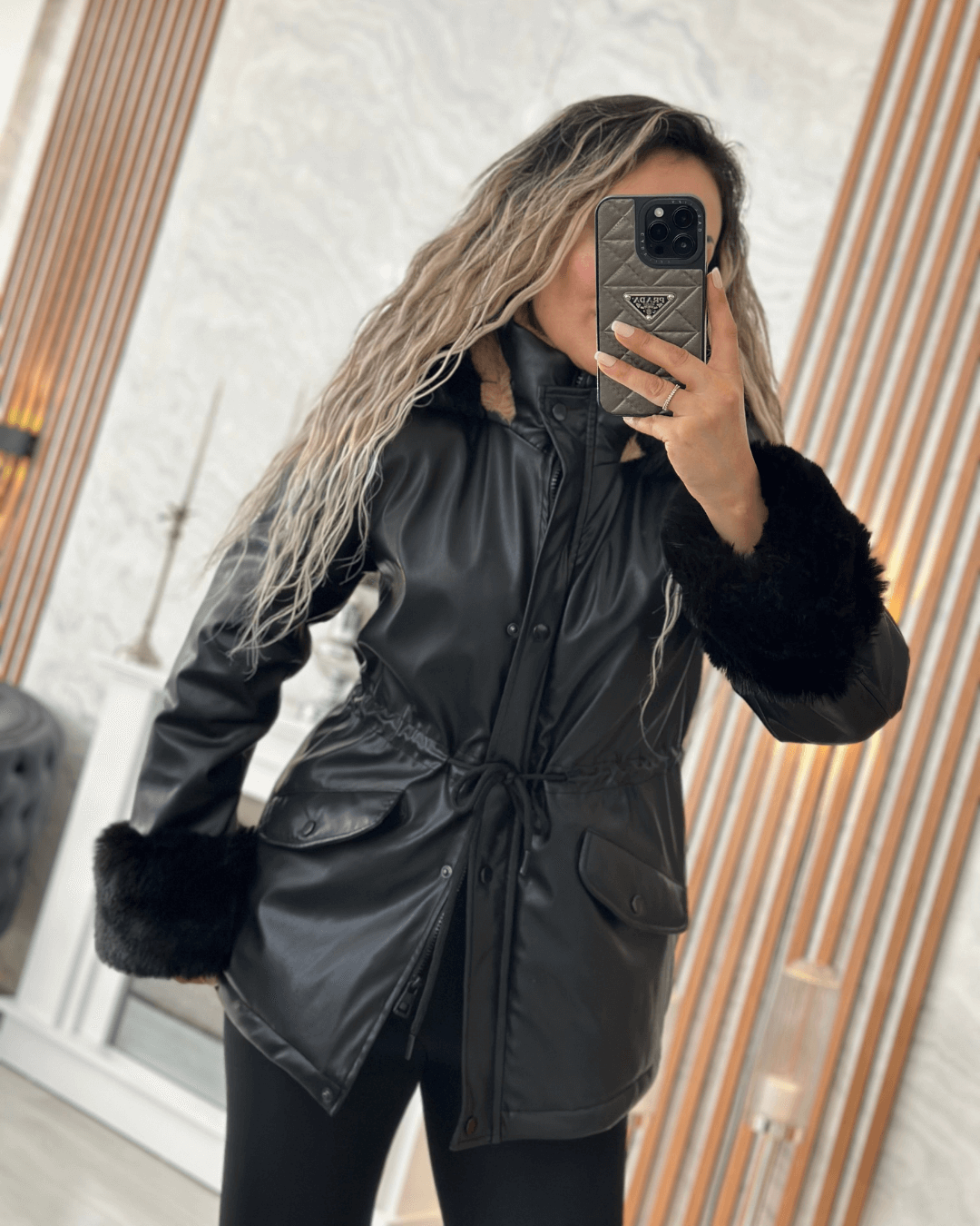 Bel Büzgü Detaylı Kapüşonlu Deri Mont