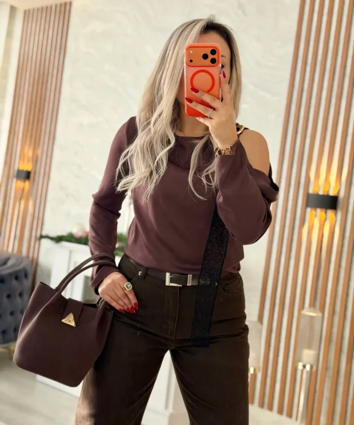 Alternative view of Omuz Detaylı Güpürlü Saten Bluz