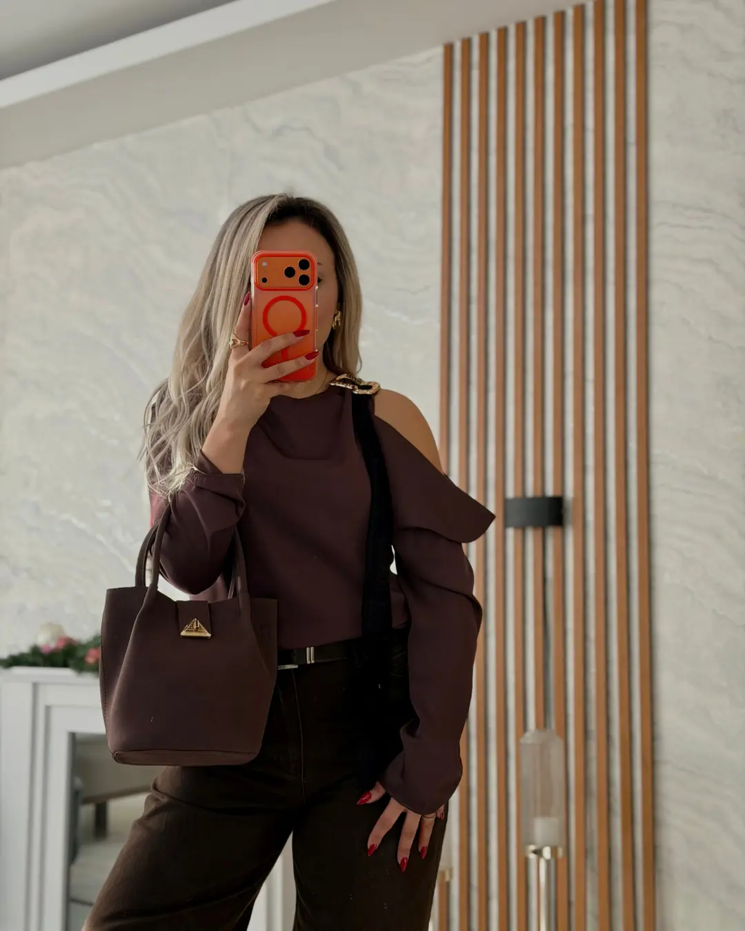 Omuz Detaylı Güpürlü Saten Bluz